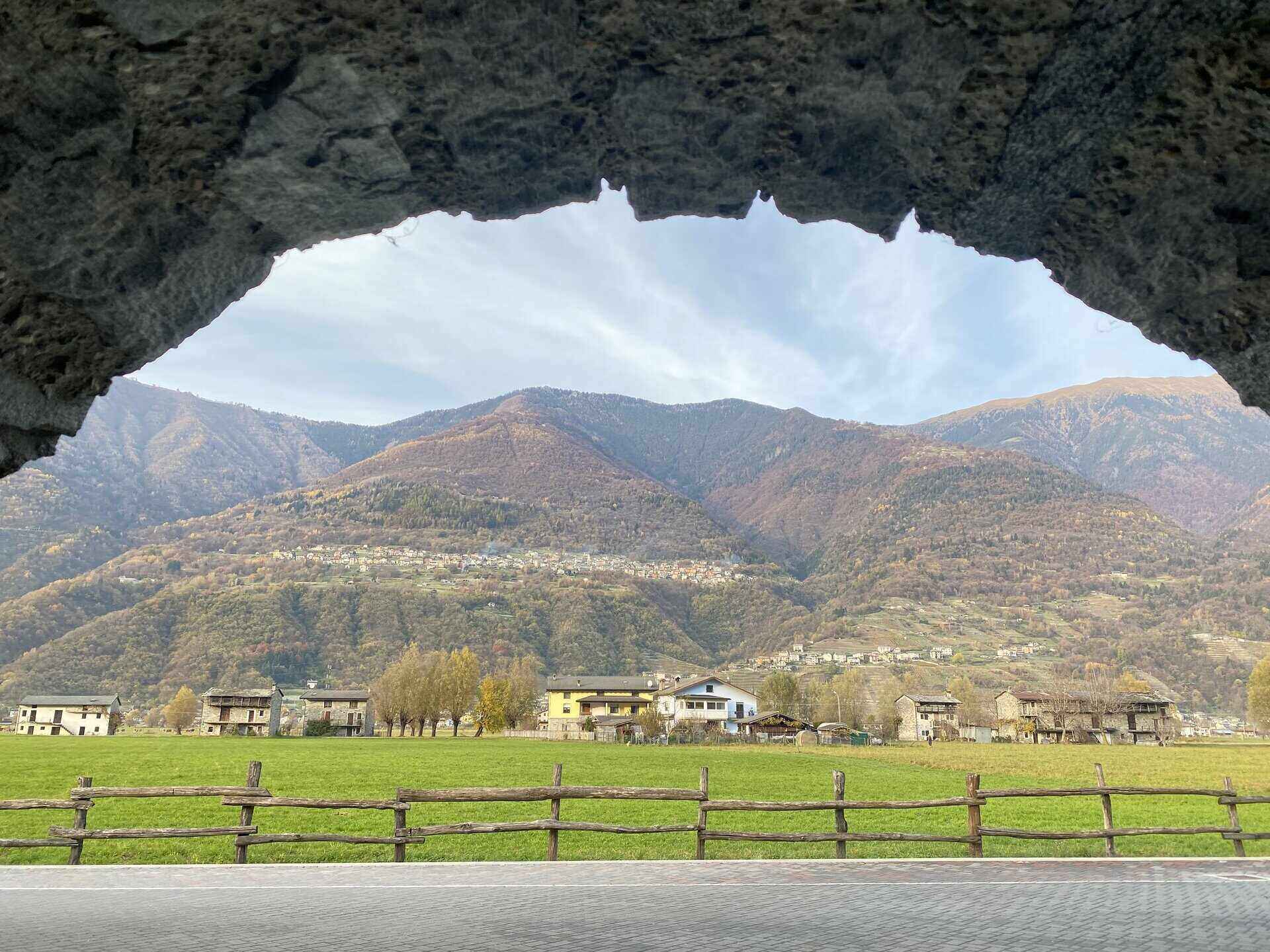 Vista sulle montagne dall'albergo La Brace in Valtellina